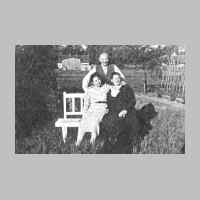 022-0420 Helene und Karl Dautert mit Tochter Hildegard (verheiratete Lowski).jpg